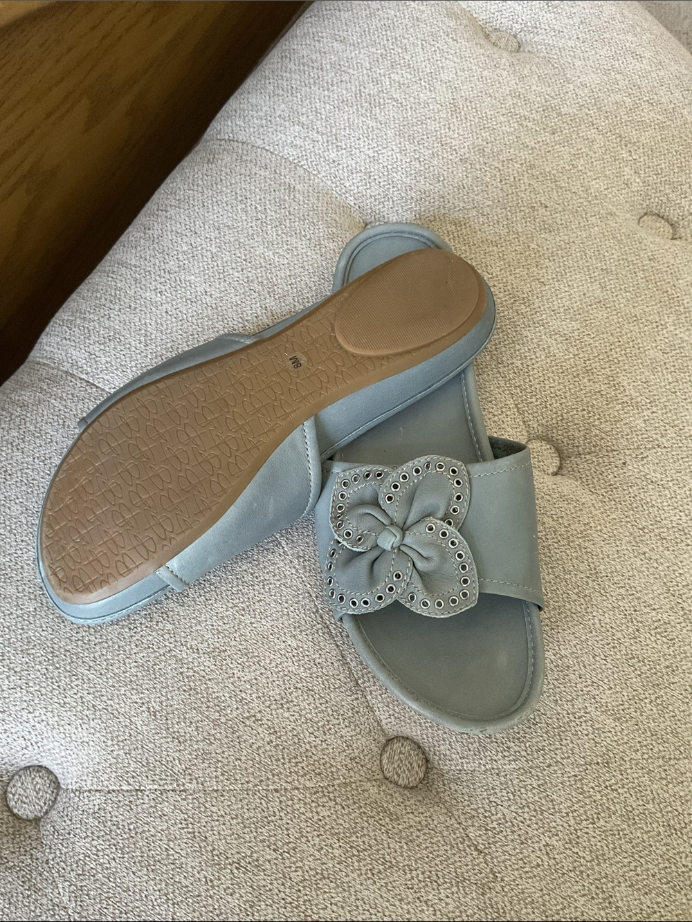 b. makowsky Gray Slide Mules with Floral Eyelet Accent Size 8 - Picture 2 of 7
